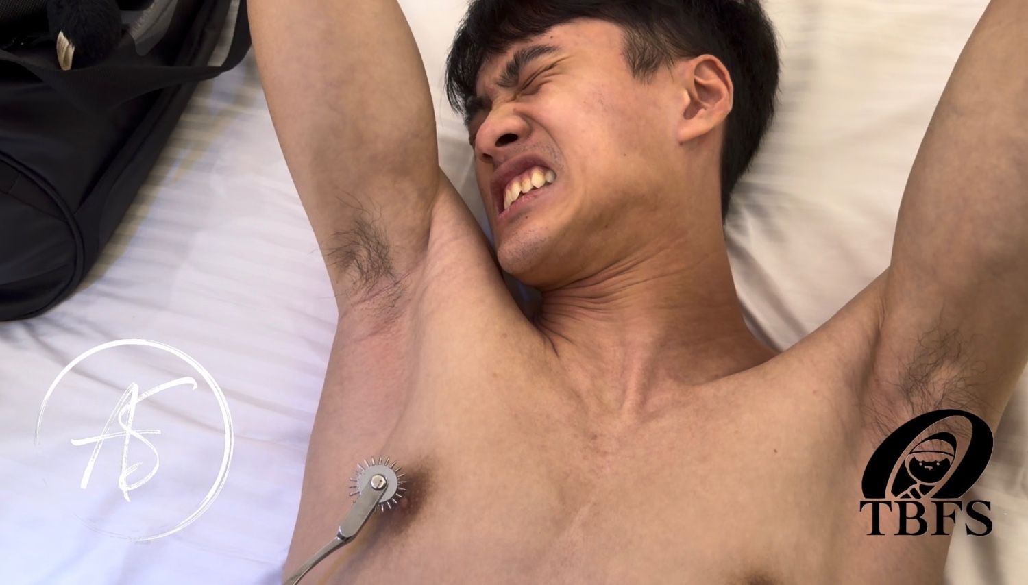 用手銬銬住阿謙 極致搔癢挑逗