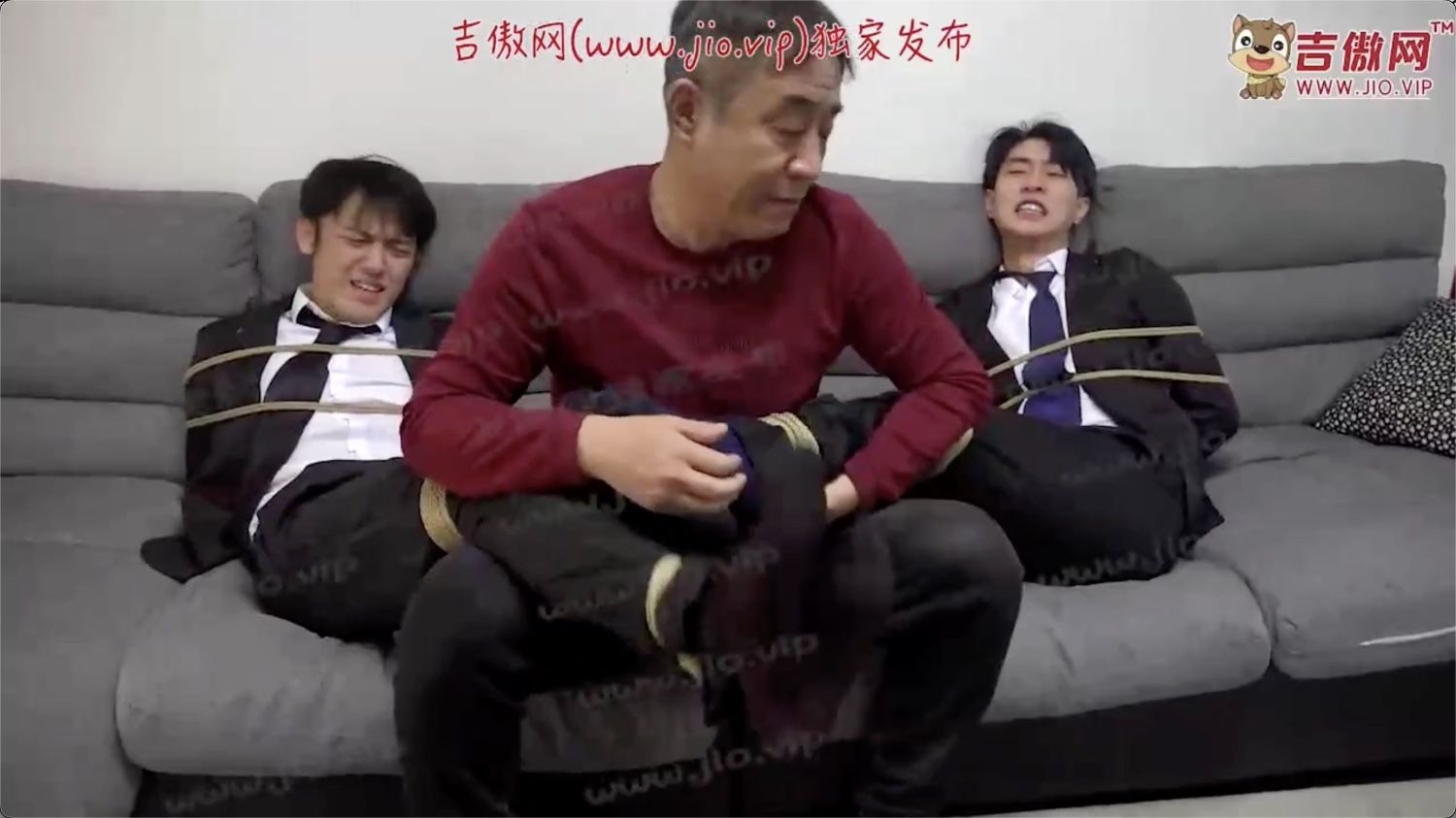 两个正装帅哥被一个大爷捆绑,疯狂挠痒挠脚心,用各种道具刷脚,两个小哥被挠到崩溃
