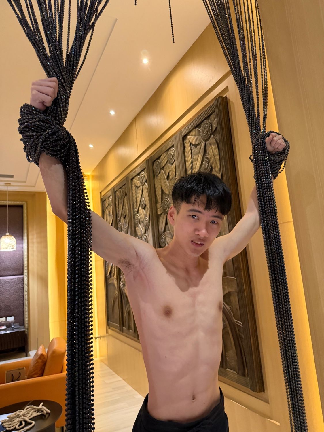 把阿謙綁在鏈條上極致挑逗搔癢