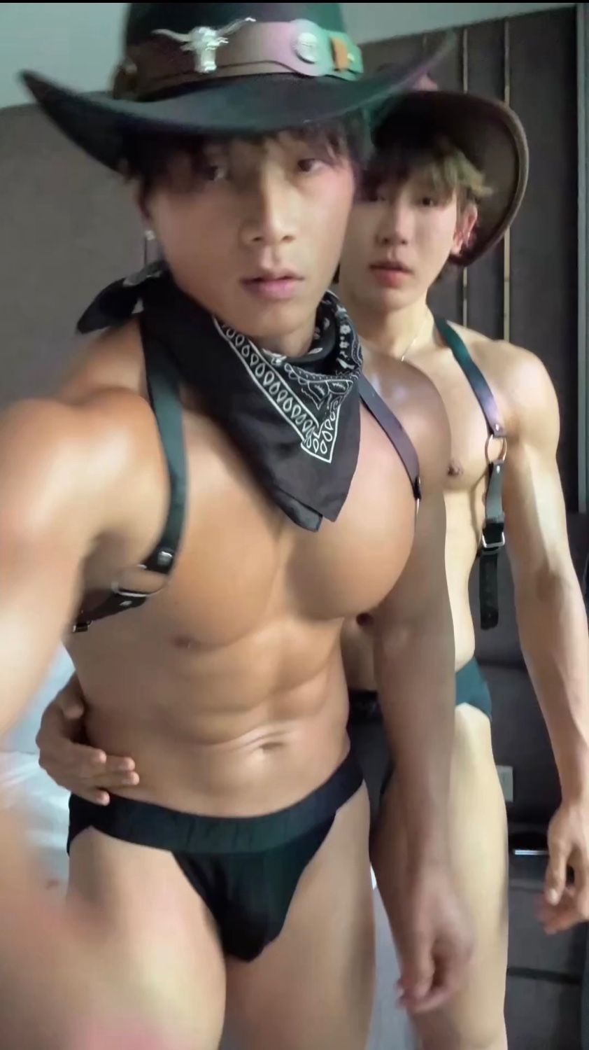 127:2个肌肉牛仔帅哥亲吻再舔菊无套猛操到射精(2次射精版)