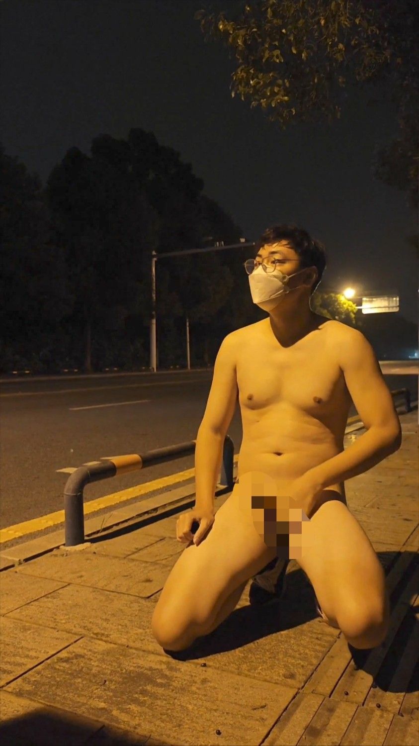 路口的裸男