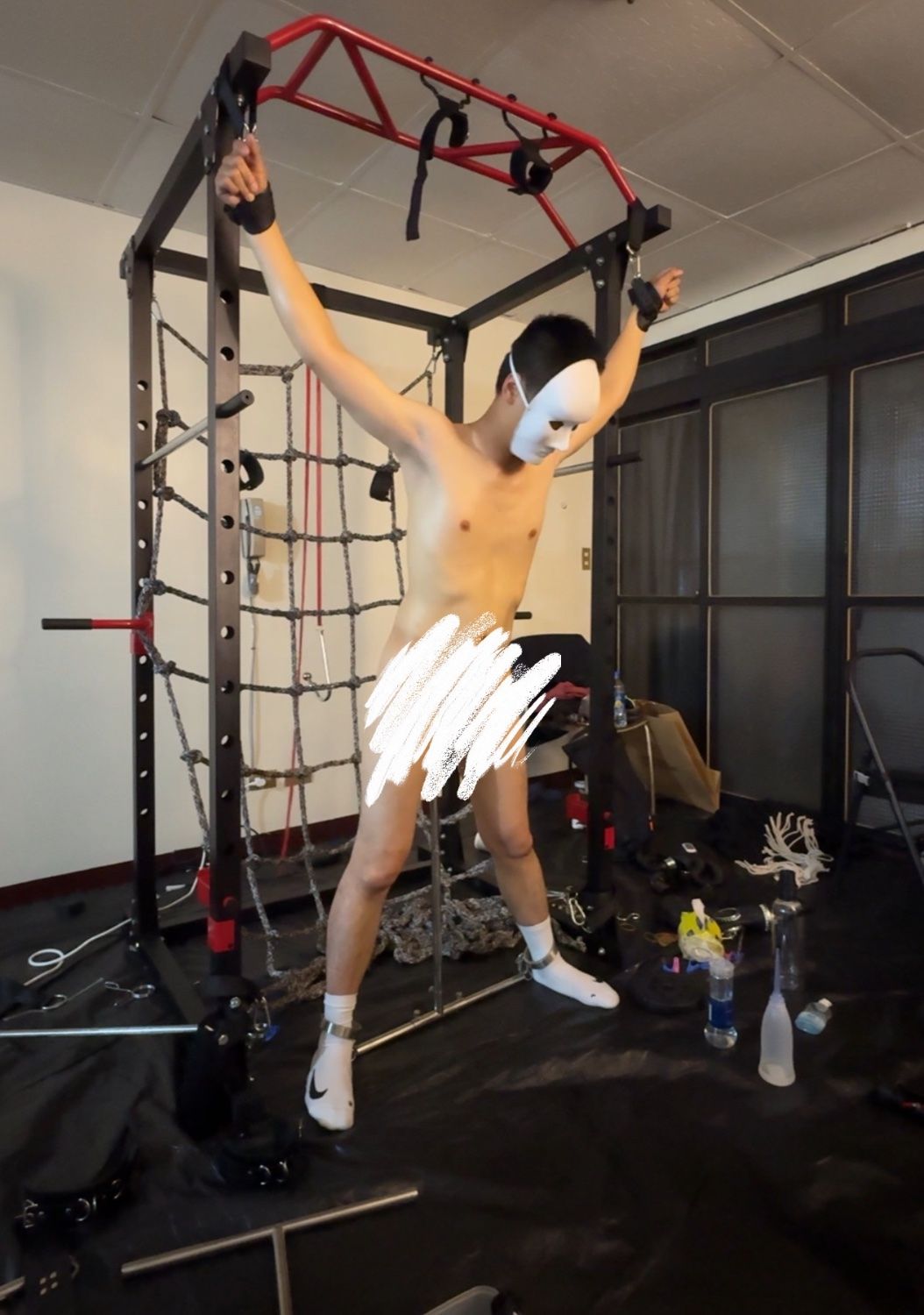 在站立束縛架上龜頭責噴射