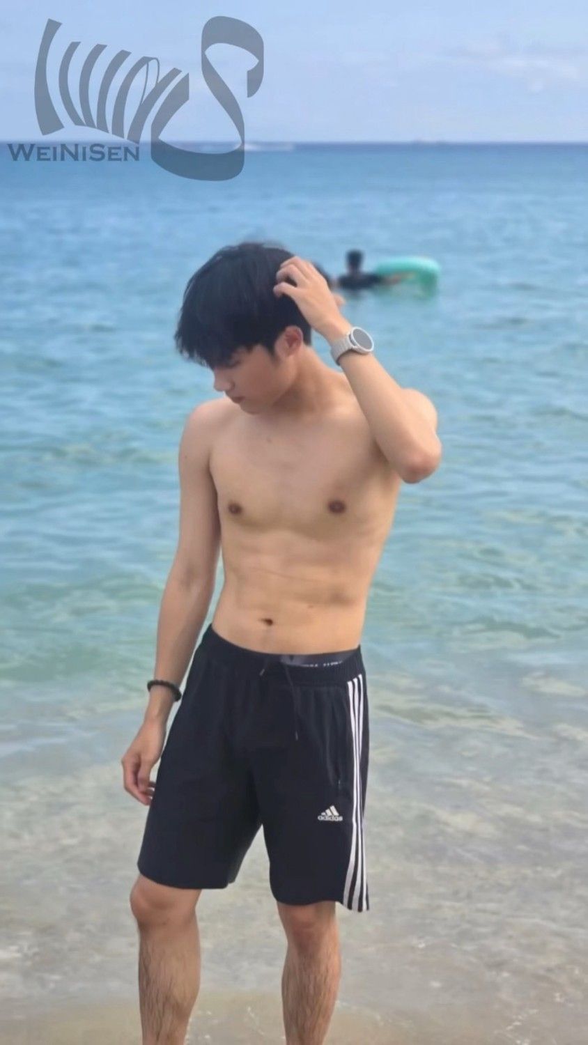 腹肌帥哥來報到😍😍～