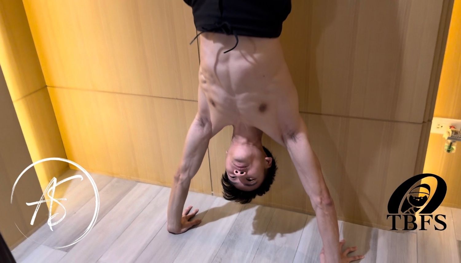 阿謙挑戰倒立被搔癢挑逗