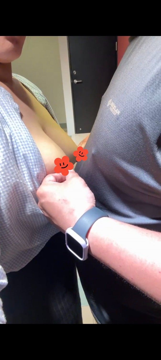 在四下無人的停車場，要求男閨蜜幫我按摩和吸奶