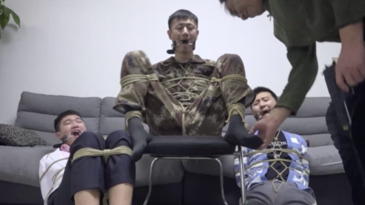 特种兵王被报复,为了救两个小弟沦为狗奴,三人被捆绑堵嘴流口水,疯狂挠痒挠脚心,逃脱失败被紧紧捆绑固定