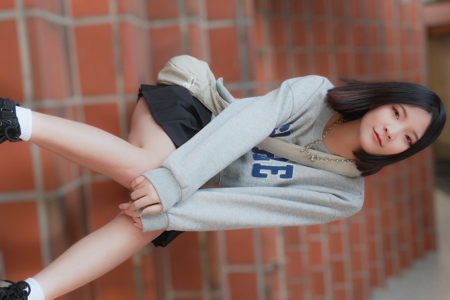 女子圖鑑-090-22歲女大生!遲到乾脆不去上課閒晃的女大學生捕獲! 小乳・膚白・苗條・細腰・按摩棒・自慰・女大學生
