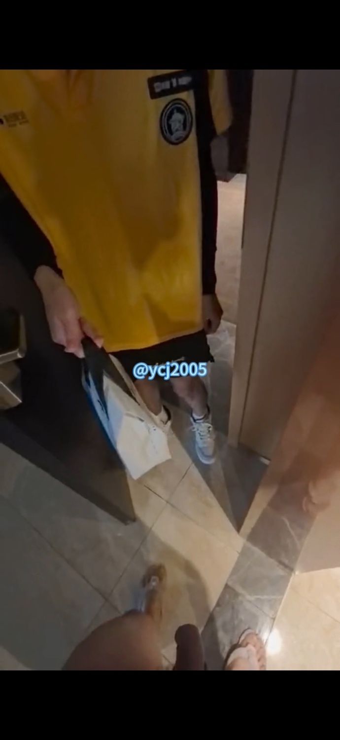《拿差评威胁外卖小哥,狂操他的骚穴》
