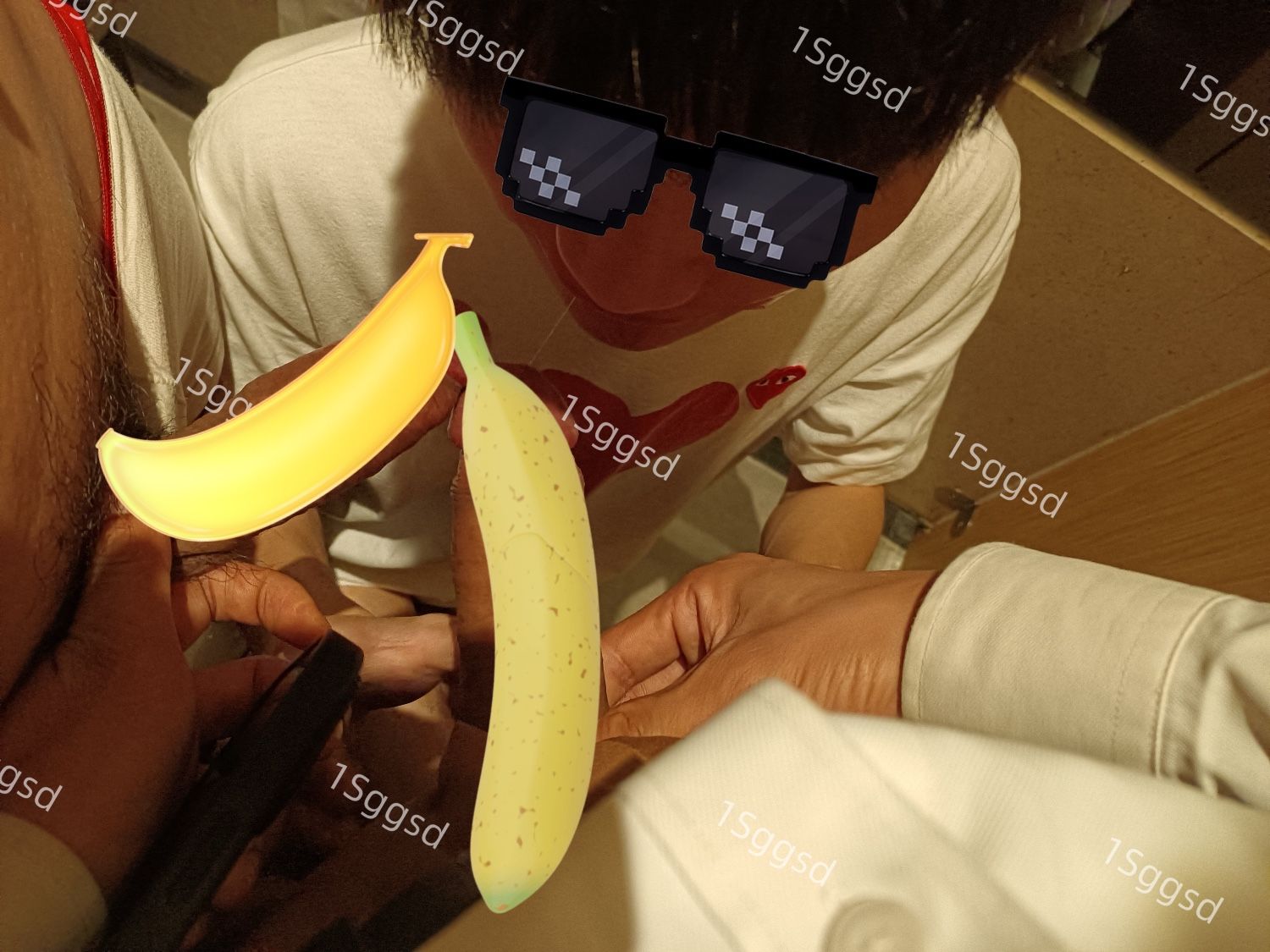 弟弟在公厕偷吃了两根