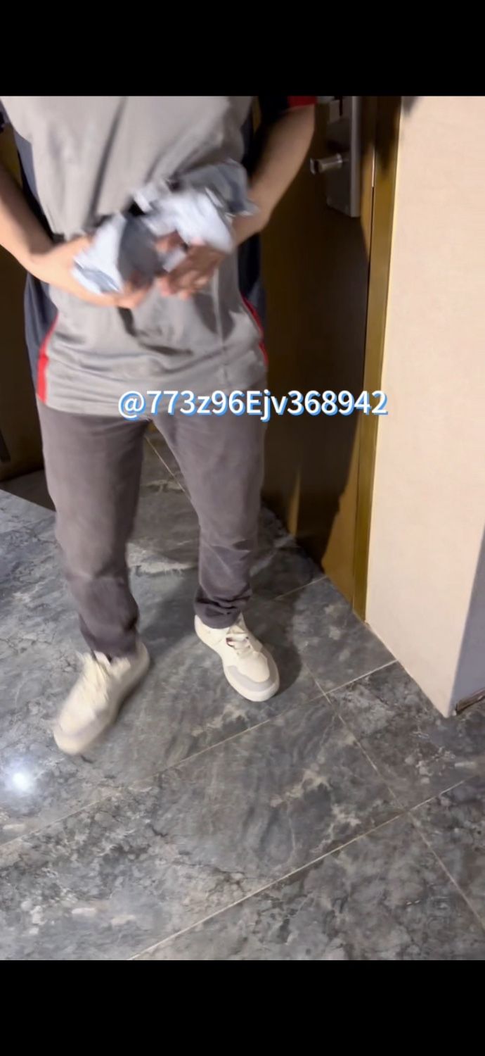 《顺丰小哥上门取件》