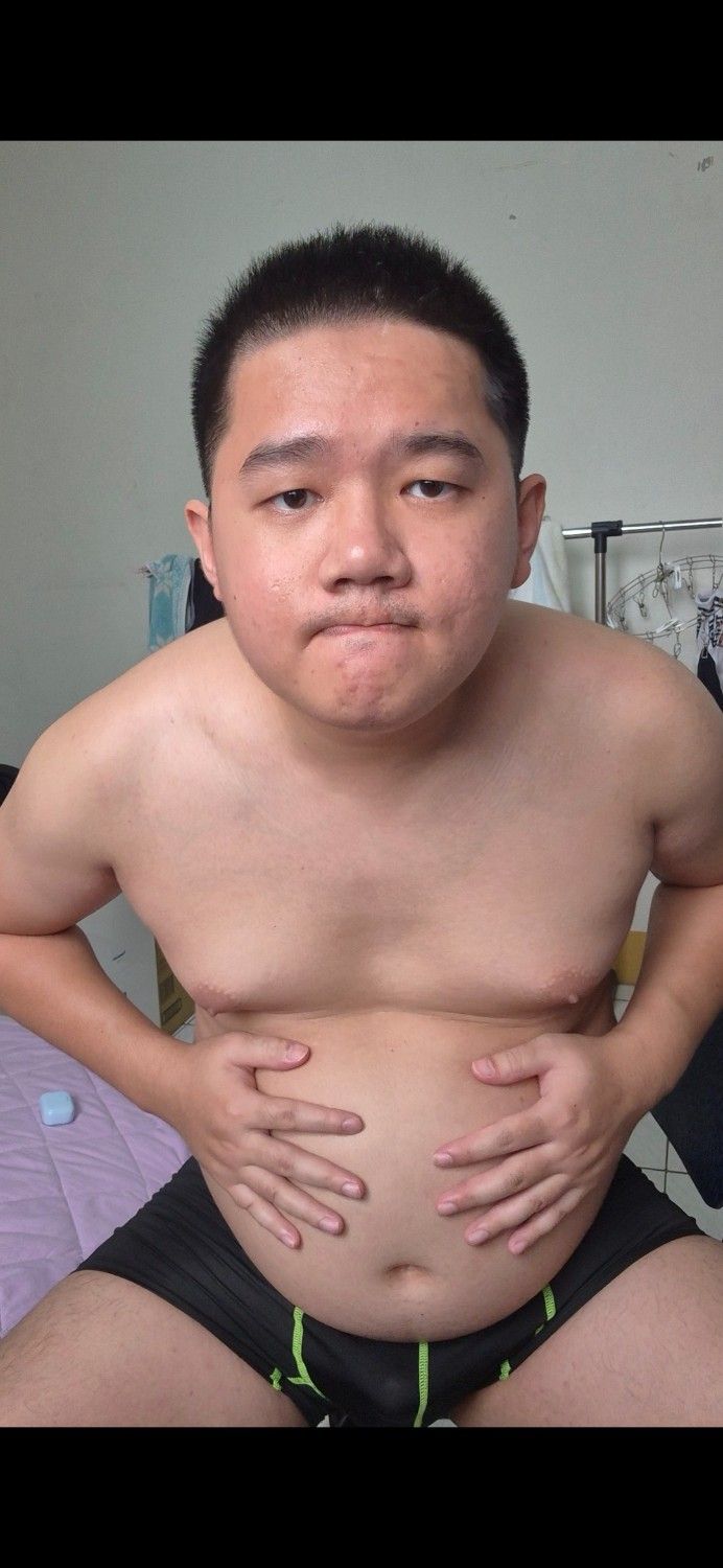 揉捏自己的肥胖身軀