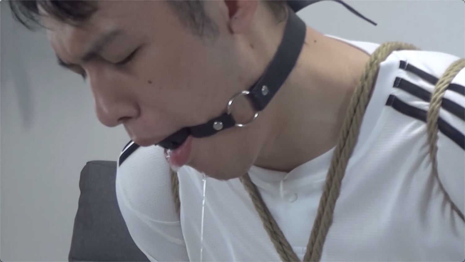 足球小帅再度被绑,口球堵嘴挣扎,口水狂流浸湿下面一大片