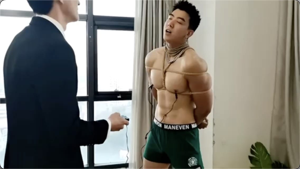被打包带走的健身教练被各种玩弄,上电动乳夹玩弄,放置整晚