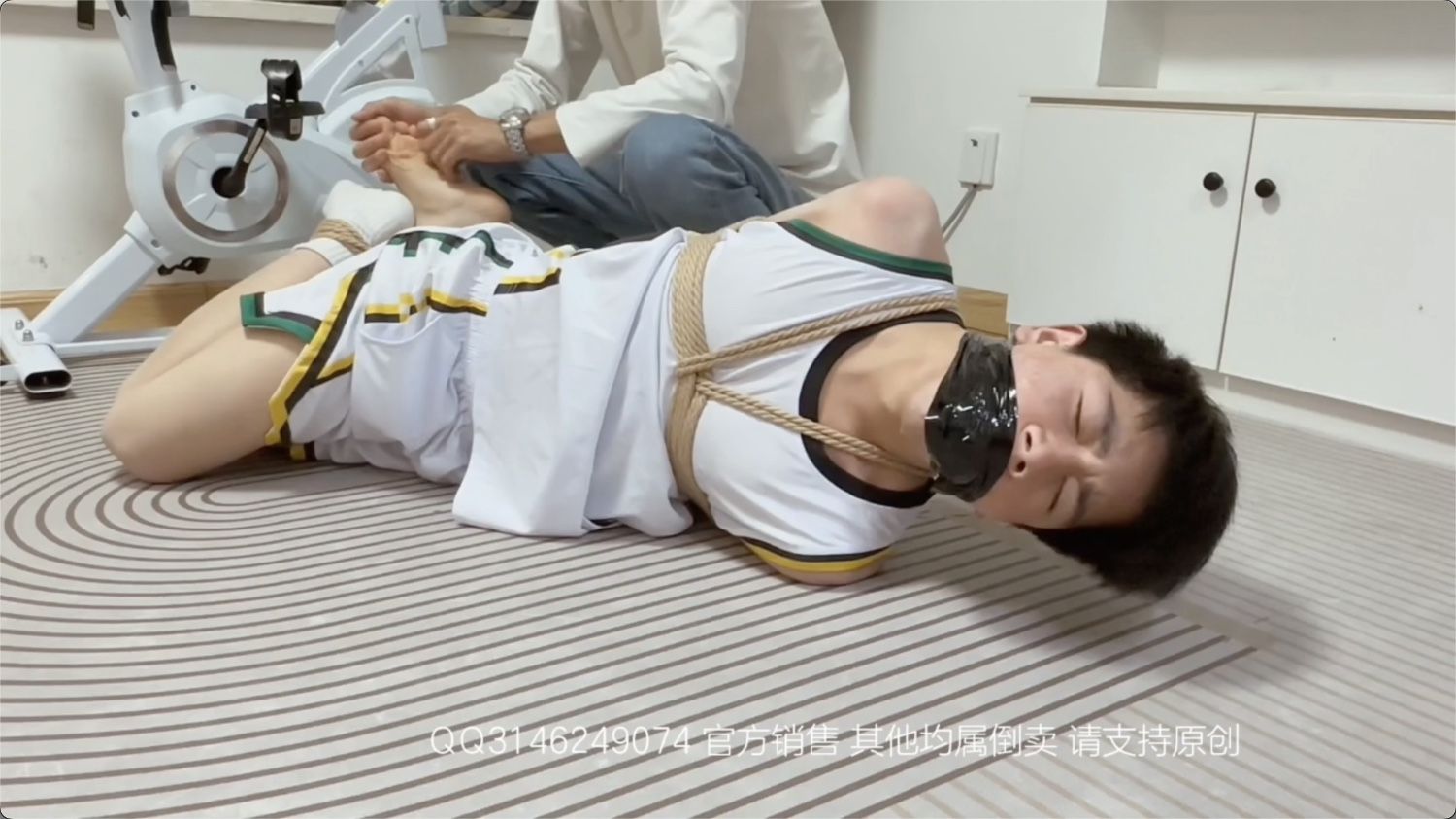 上当的队长1:队长被教练叫来加练,被驷马捆绑起来挣脱,挣脱失败就要用训练了几天的臭袜子堵嘴,挠痒挠脚心