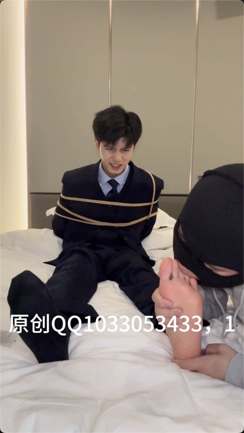 黑袜西装帅哥被变态绑在床上,闻舔他的黑袜大脚,然后疯狂挠痒1