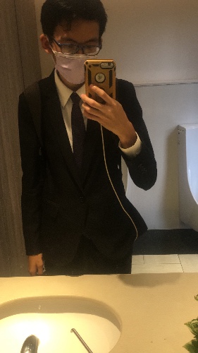 西裝控男子