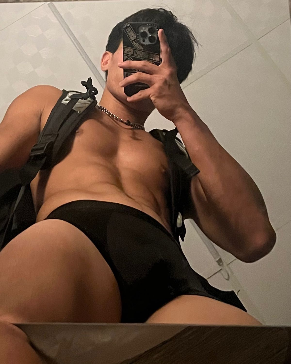 體育生練完下面癢，在宿舍肏假尻💦