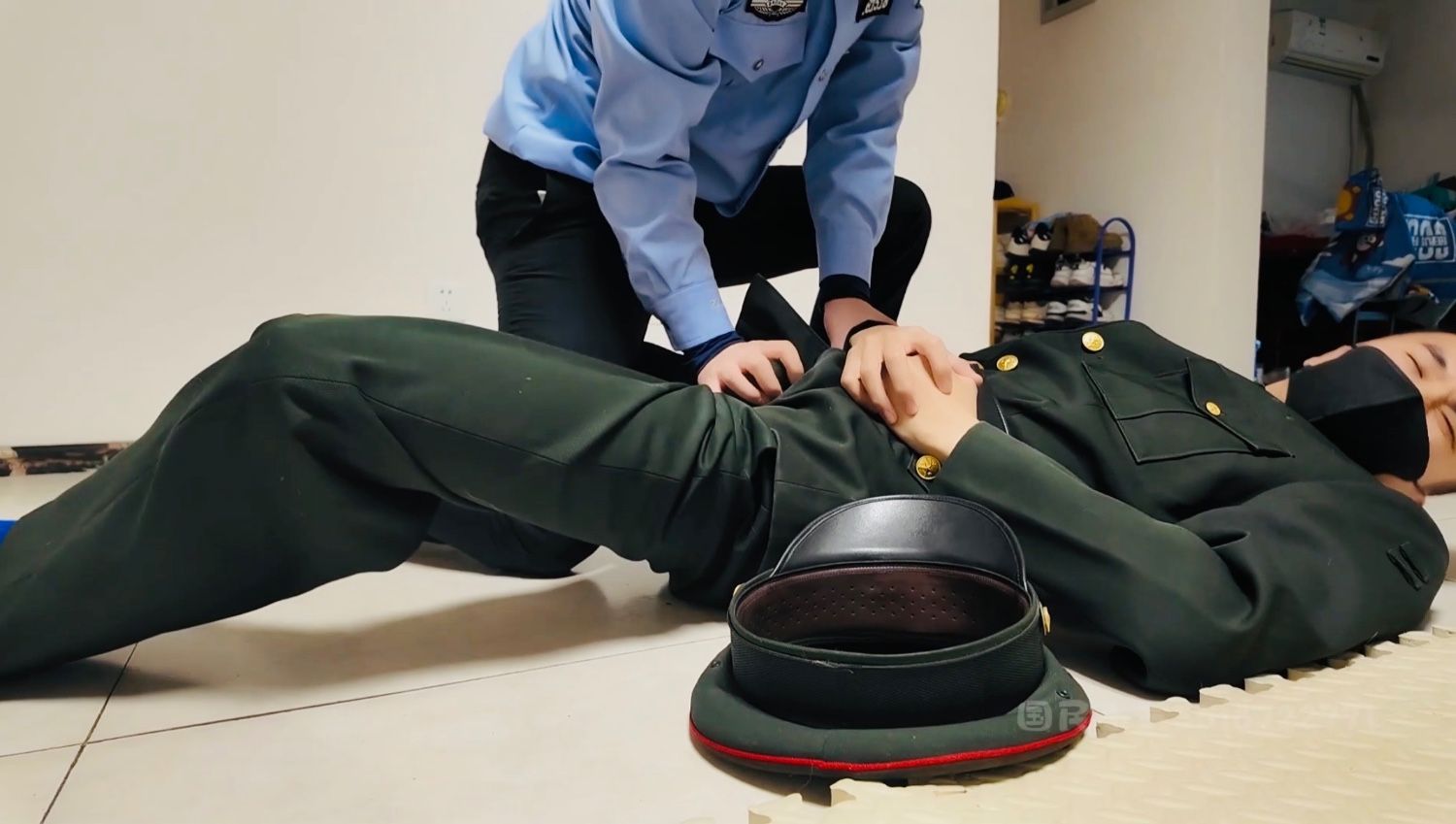 兩兄弟被條子欺負,二人假死騙過條子後勒殺