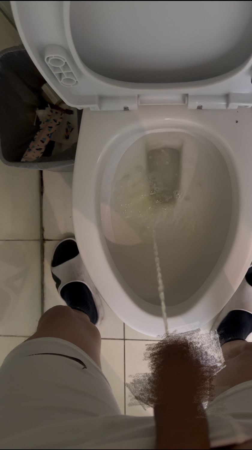 一周没射.穿着原味白袜回家偷偷在房间打飞机.喷射一身.家人在外面看电视.突然来敲门了.#原味 #sm #飞机 #粗口