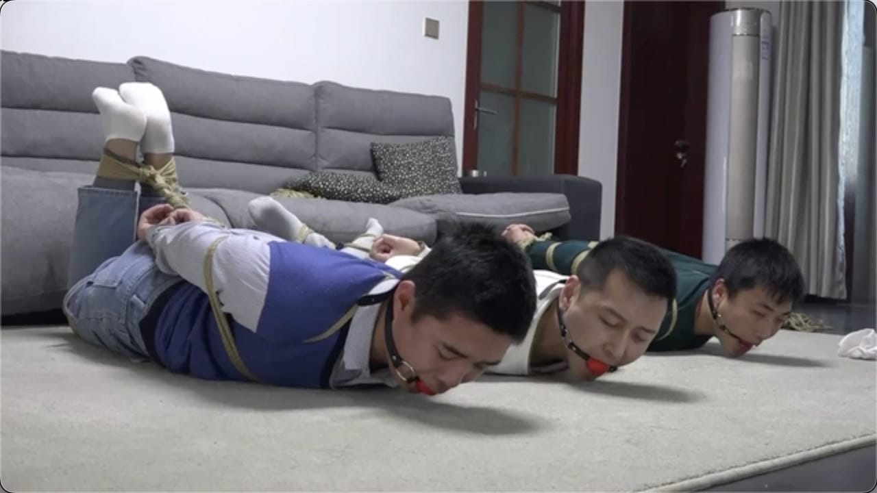 三个小哥在家无聊玩捆绑游戏互相捆绑挠痒袜子堵嘴,不料有别人闯入把他们三个都绑了起来,挣脱开之后被发现又被更紧绑回去口球堵嘴