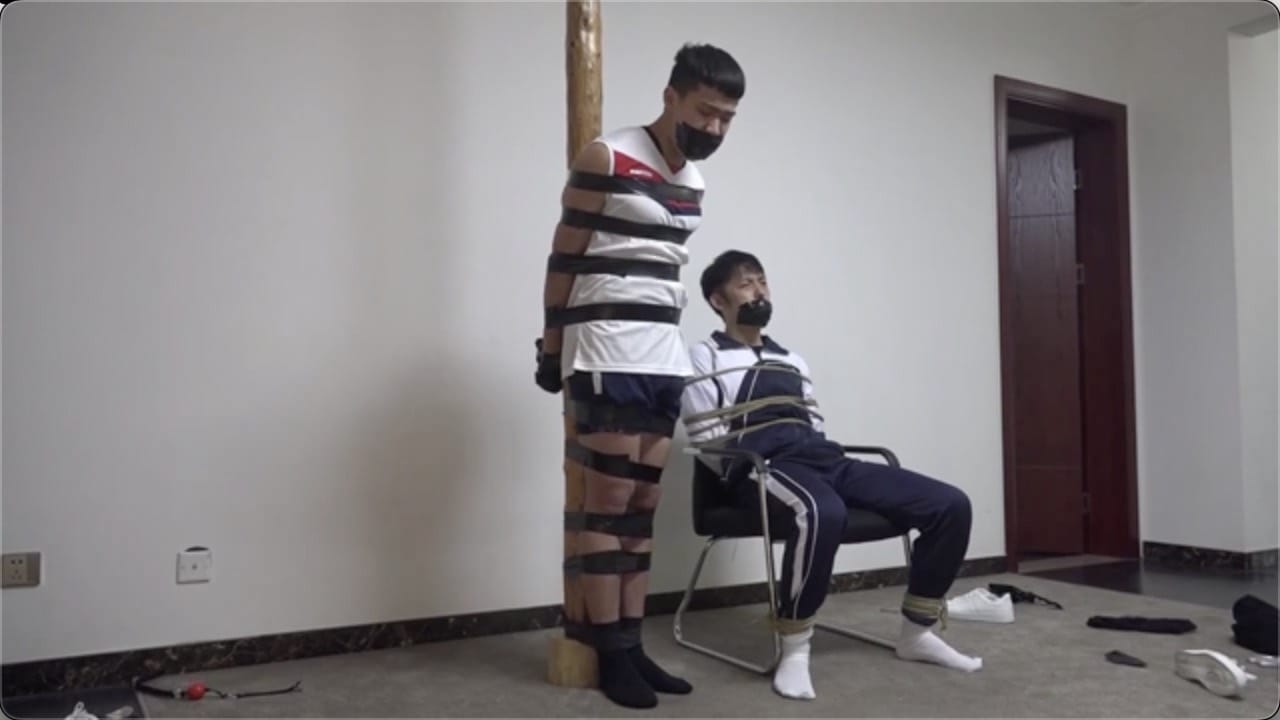 小伙被捆绑堵嘴绑在椅子上,绑匪用他电话把他朋友叫来胶带缠绕绑在柱子上,袜子堵嘴胶带缠满头,两个小伙只能挣扎