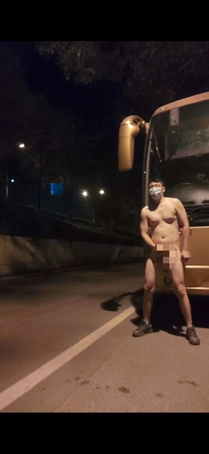 天氣太熱了，大馬路上必須脫完。