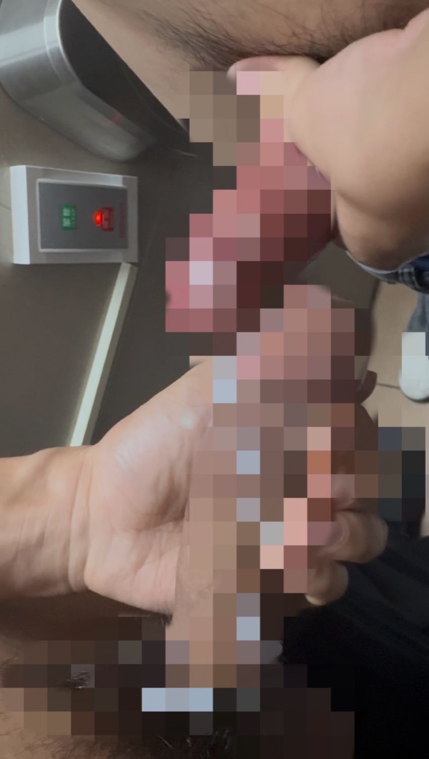 公廁對眼把奶狗抓去廁所淫玩🐶淫尻色摸玩奶好淫賤😈奶狗射出爆濃淫汁為了回敬奶狗直接一柱擎天大爆射好爽快🍆💦🥵