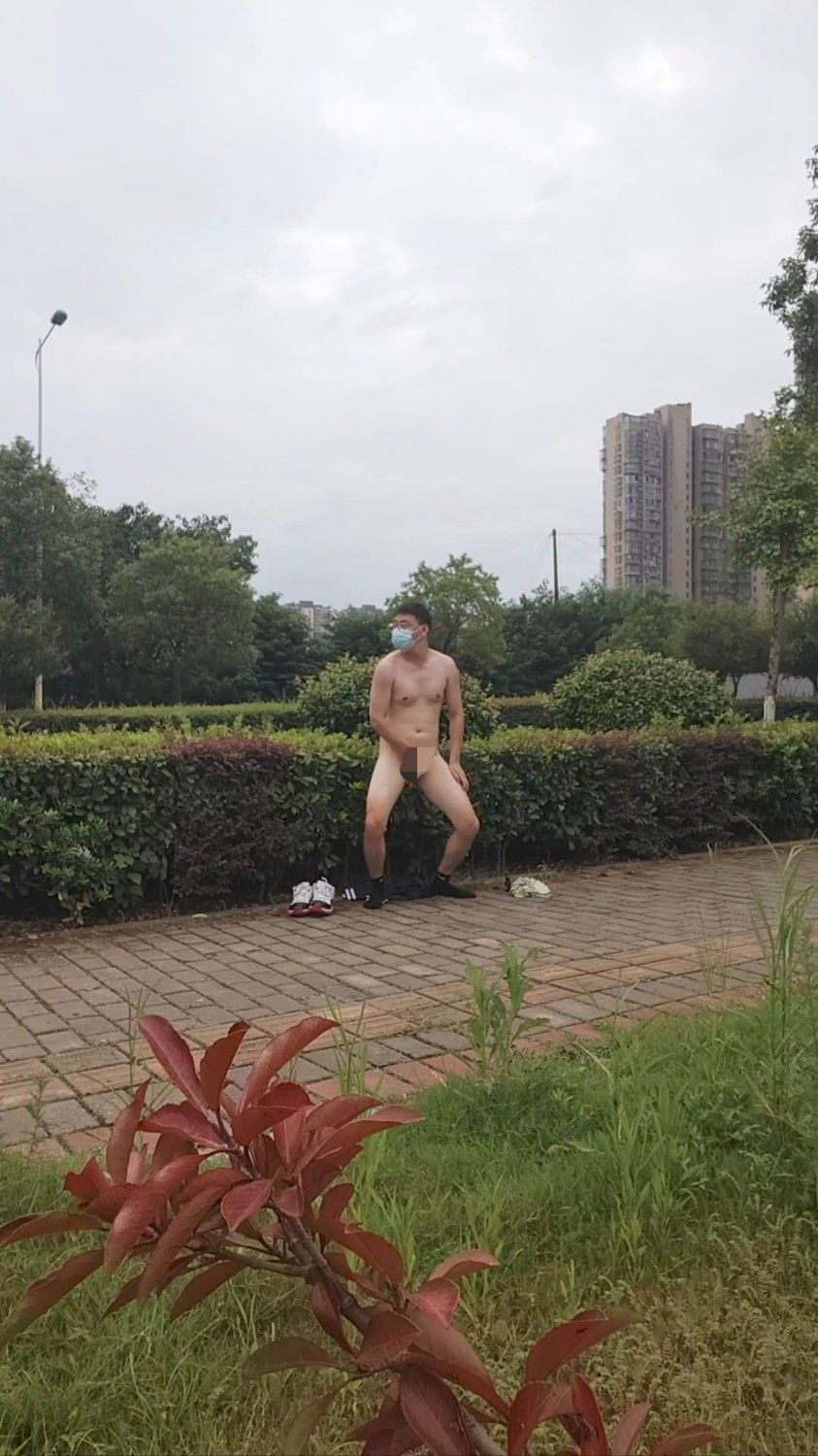 白天人行道的瘋狂
