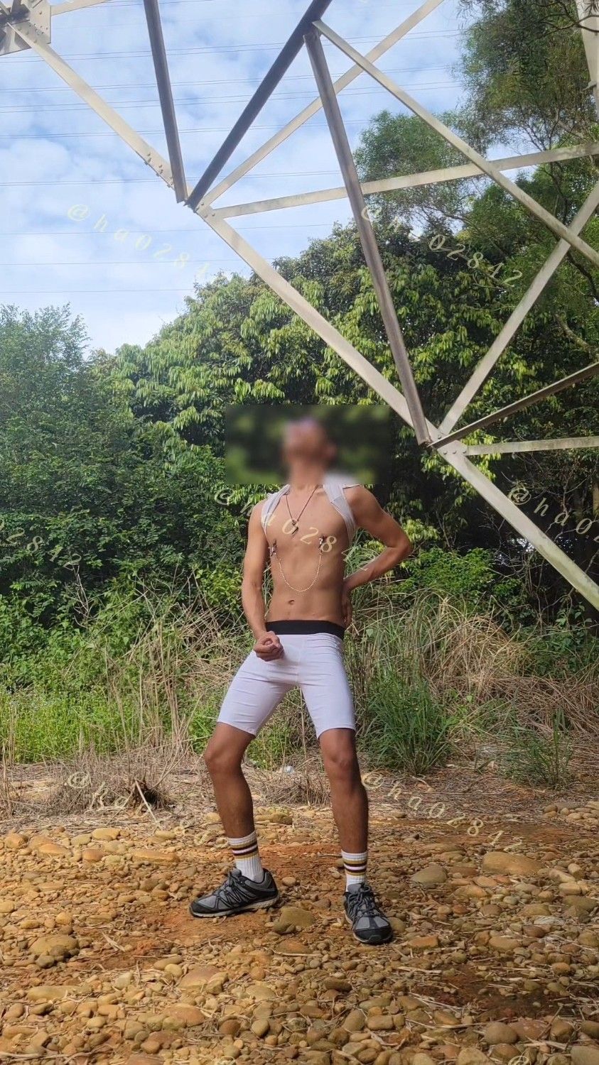 穿著破洞的緊身褲跑步