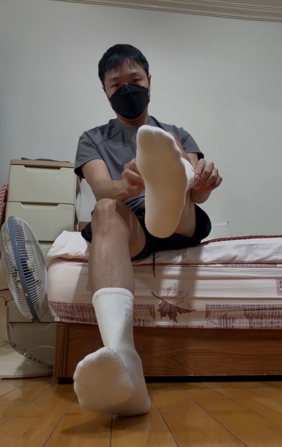 下班去運動，今天穿白襪。