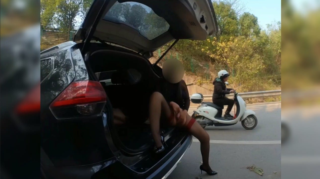 日常露出：路邊停車後車箱自慰潮噴