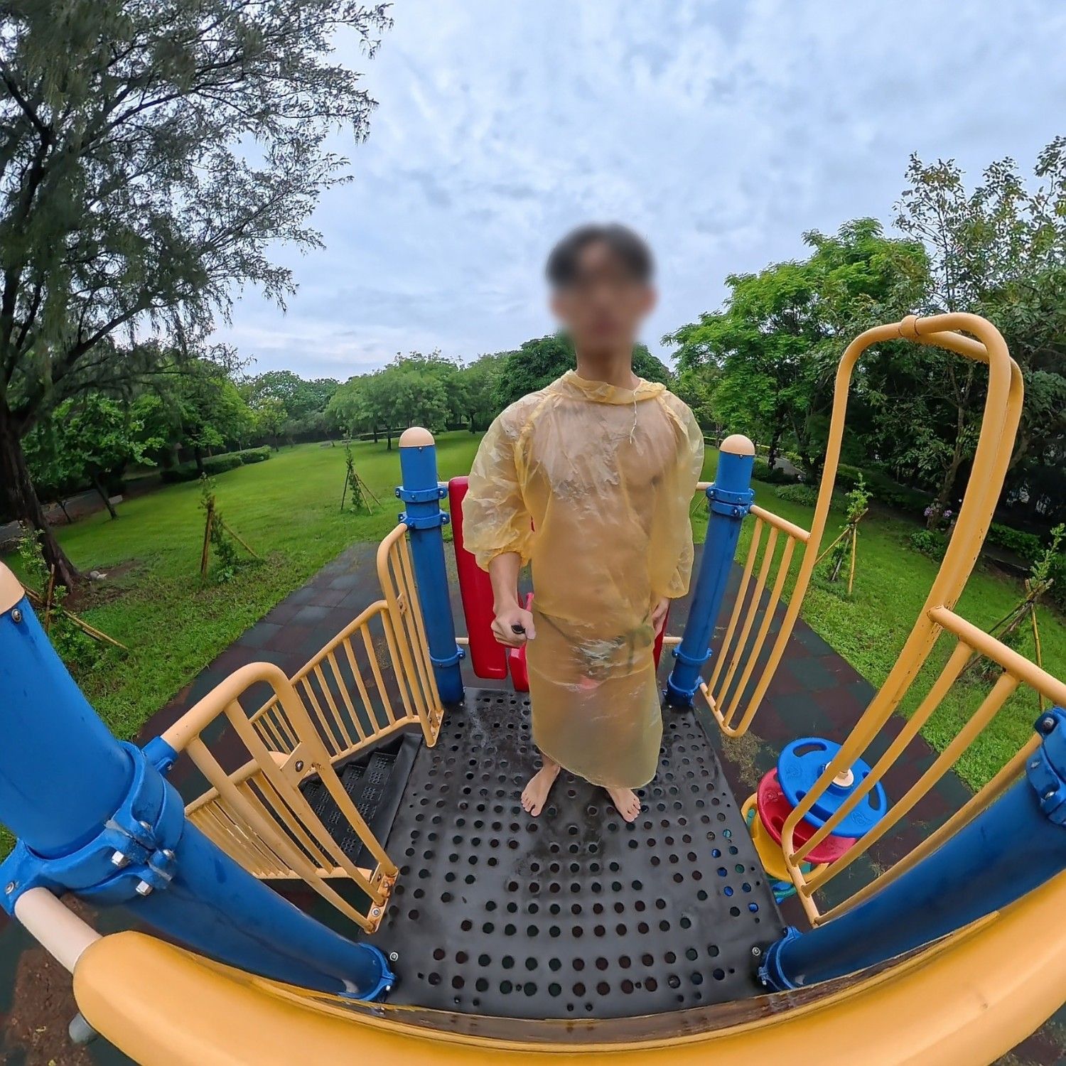 公園裸體雨衣溜滑梯（2：30）