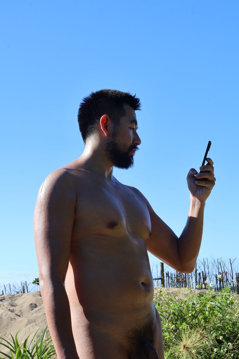 Let’s enjoy the naked sunbath together.