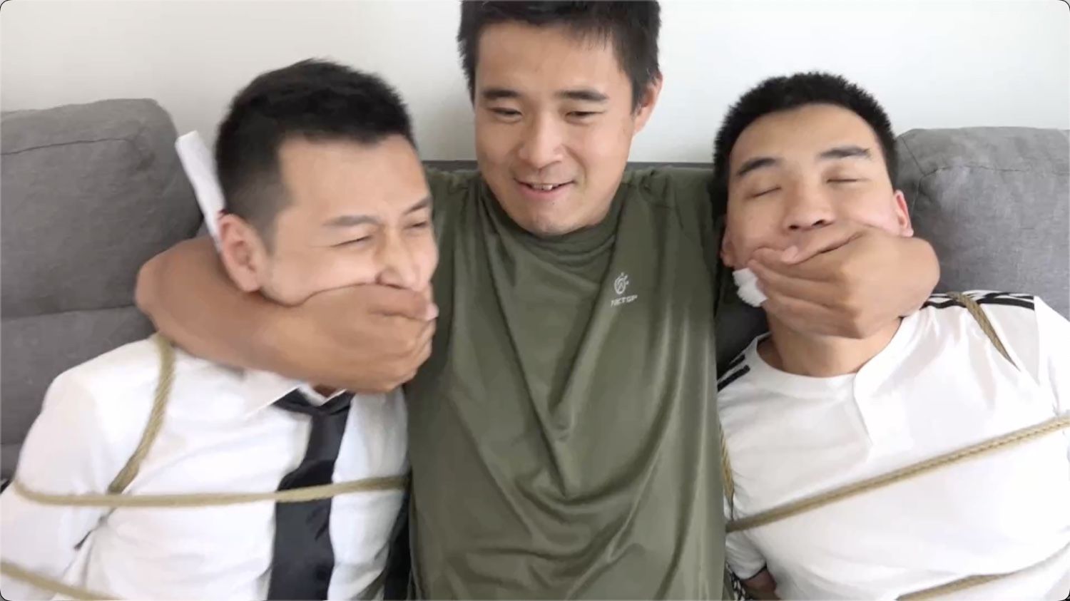 正装男和足球男被绑架,挠痒挠脚心,用互相的袜子堵嘴