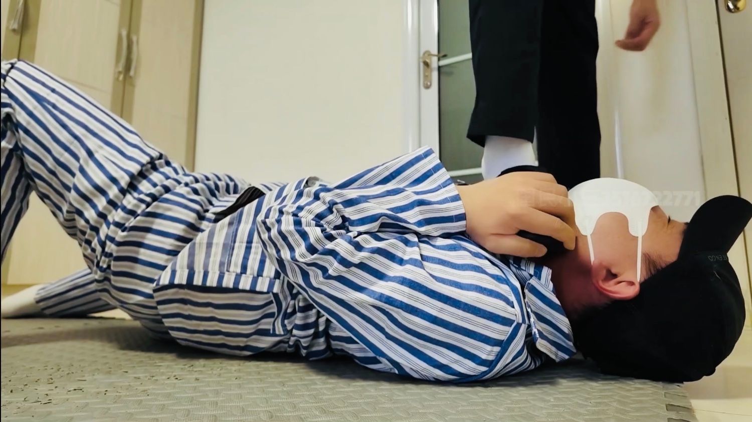 去瘋人院裡玩兩個病號哈哈