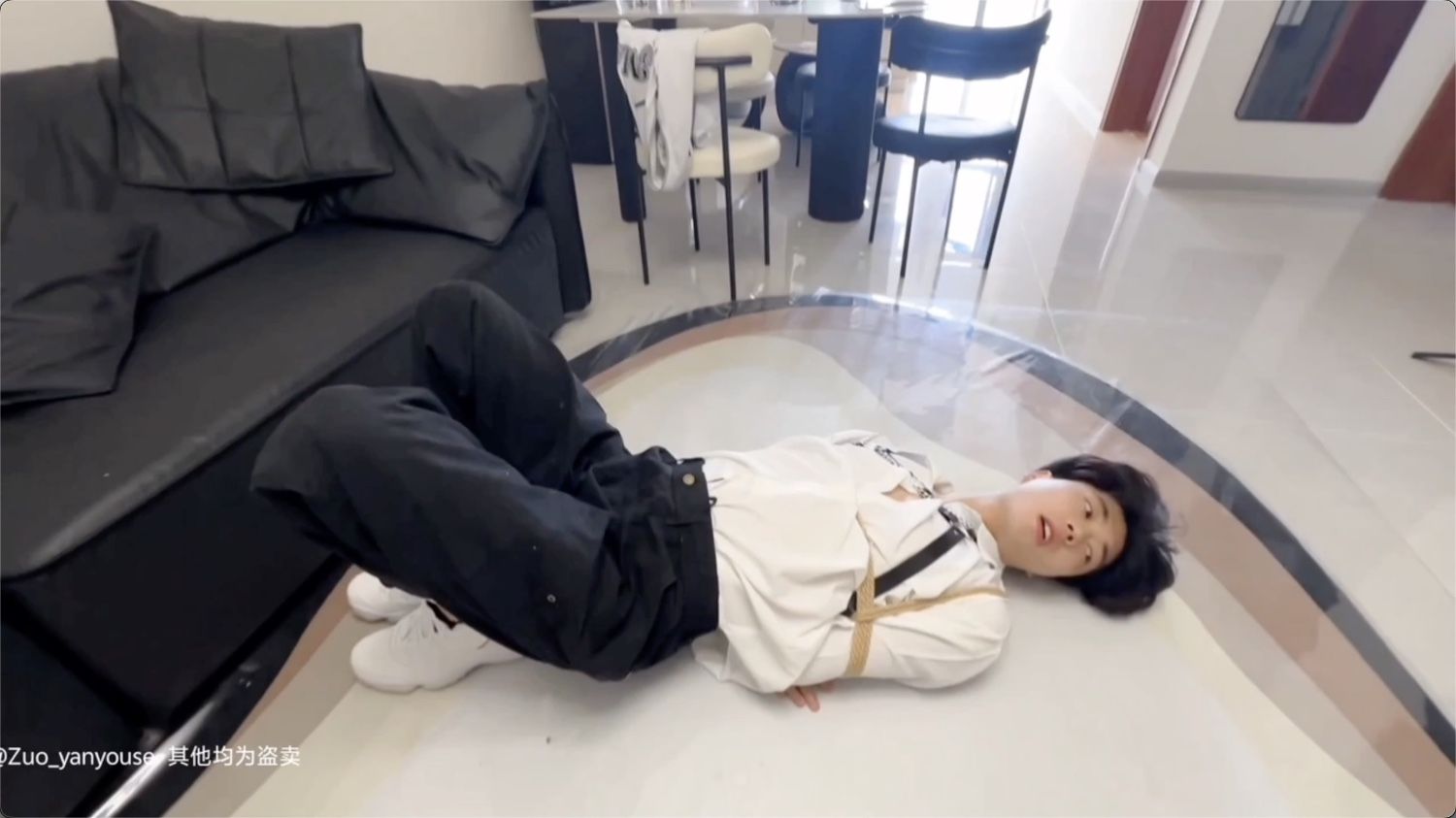 大学生兼职模特被迷晕,各种姿势捆绑堵嘴挠痒挠脚心,在身上用各种玩具玩弄全身,最后被调教成m模特自愿拍摄玩弄1