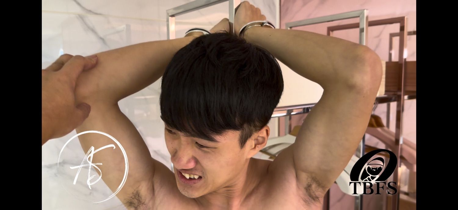 用手銬銬住阿謙雙手(搔癢上身)