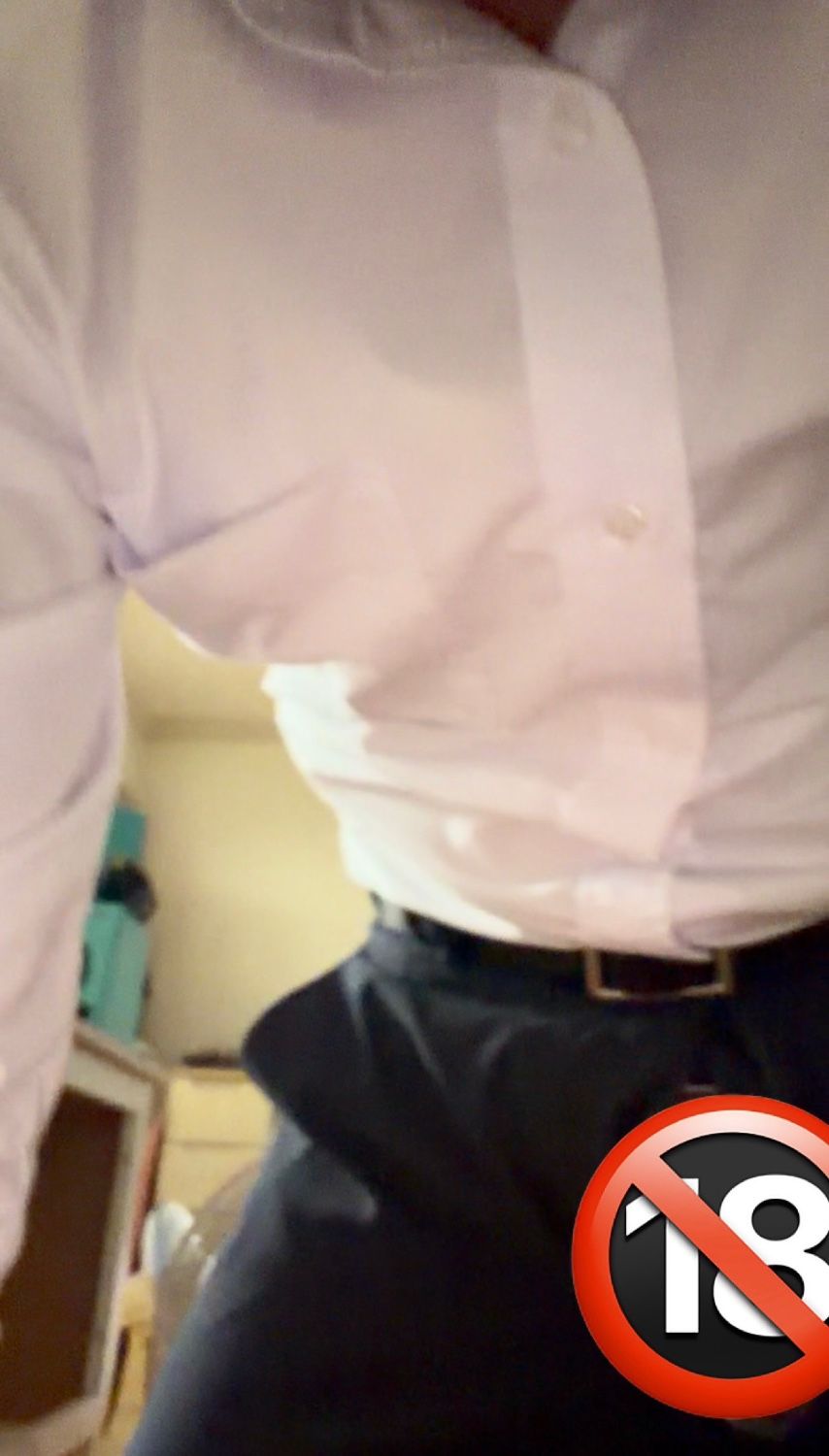 下班後衣服都還來不及脫，就被慾望沖昏頭的上班族壓在身下，這樣的畫面你會想要天天看到嗎？