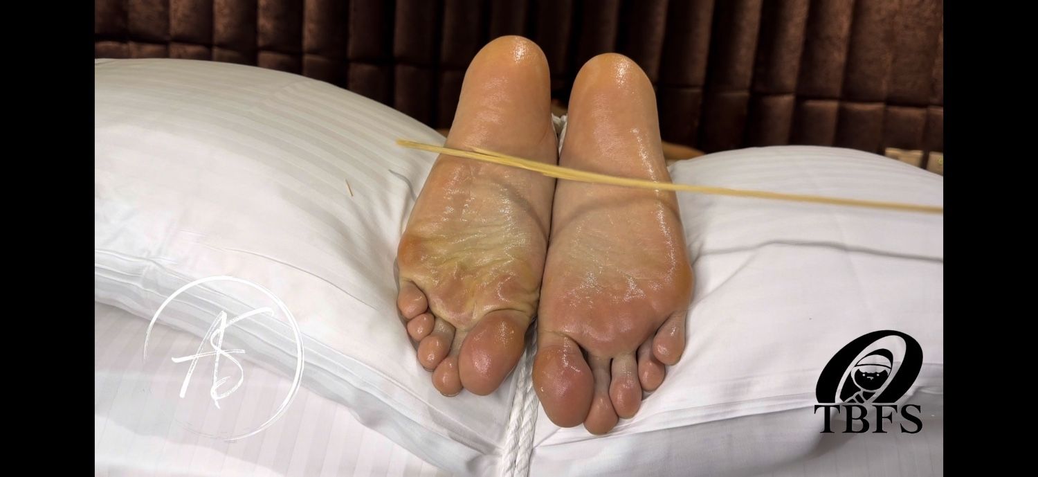 阿謙趴著被極致鞭打