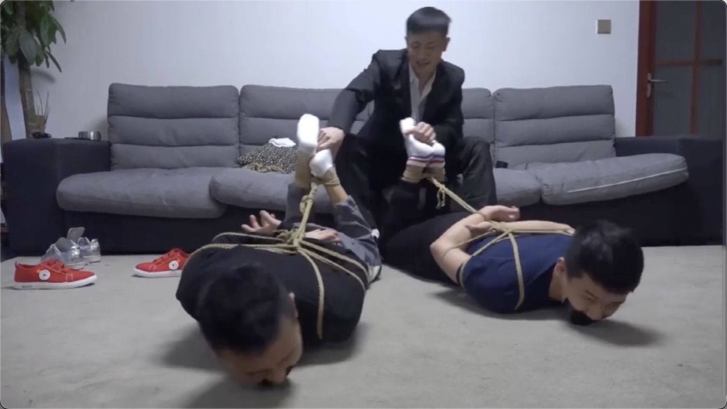 劫匪挠两人,反被绑挠痒