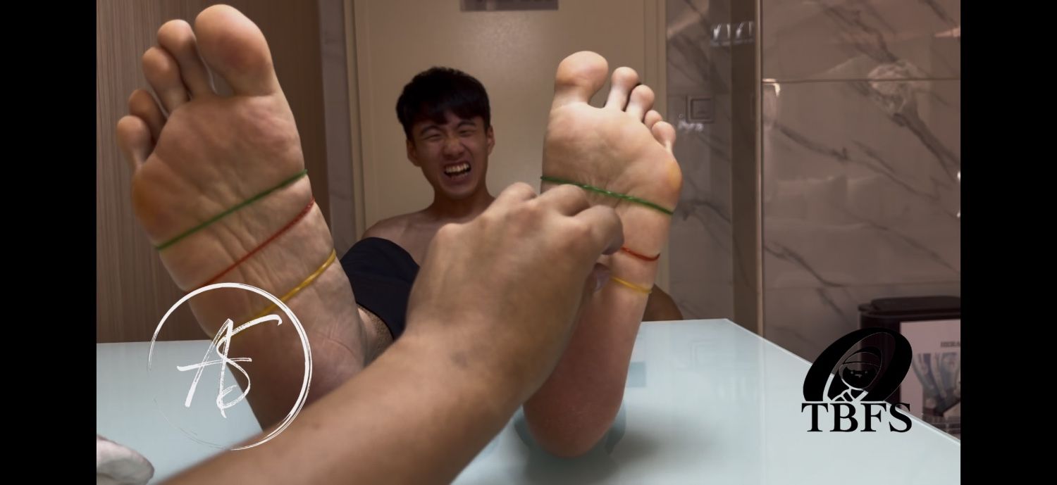 阿謙被橡皮筋彈腳底酷刑