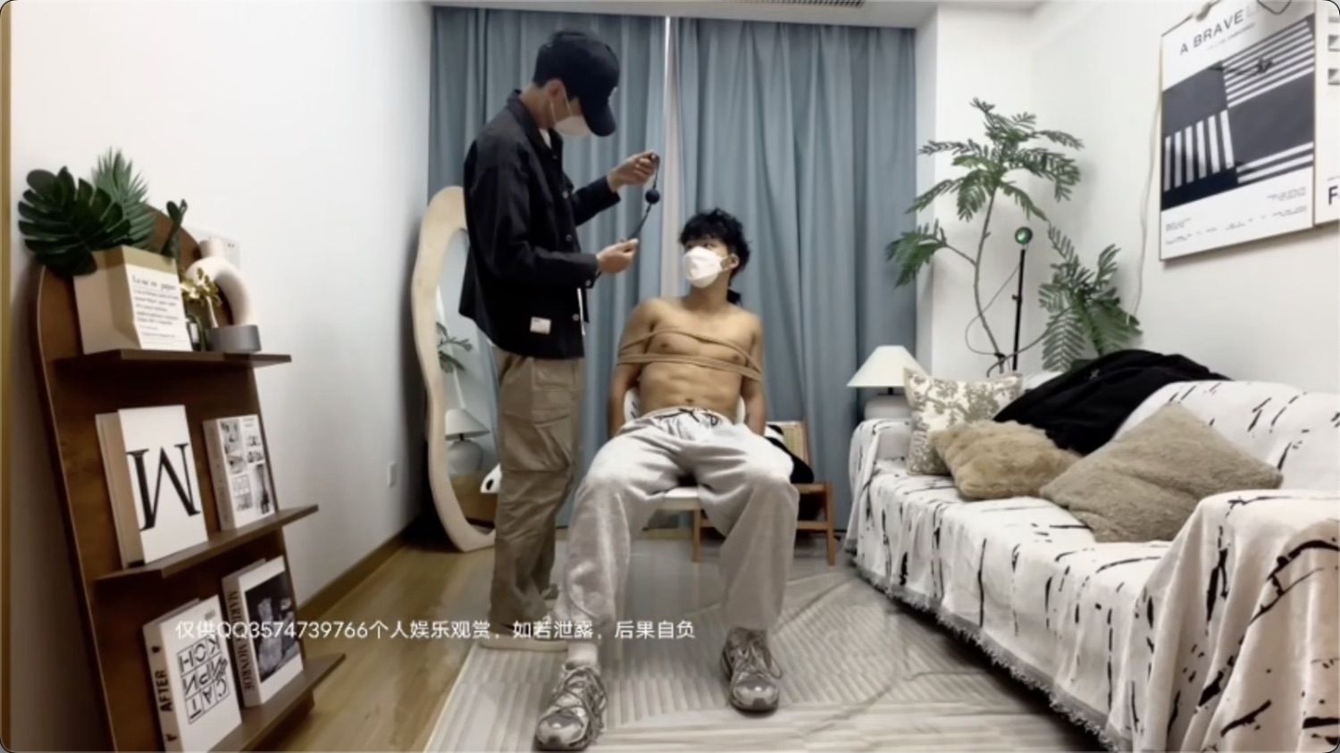 肌肉帅哥叫上门按摩技师,不料被捂晕捆绑蒙眼,用自己穿了几天的臭袜子堵嘴,疯狂挠痒挠脚心,之后还有更多玩弄