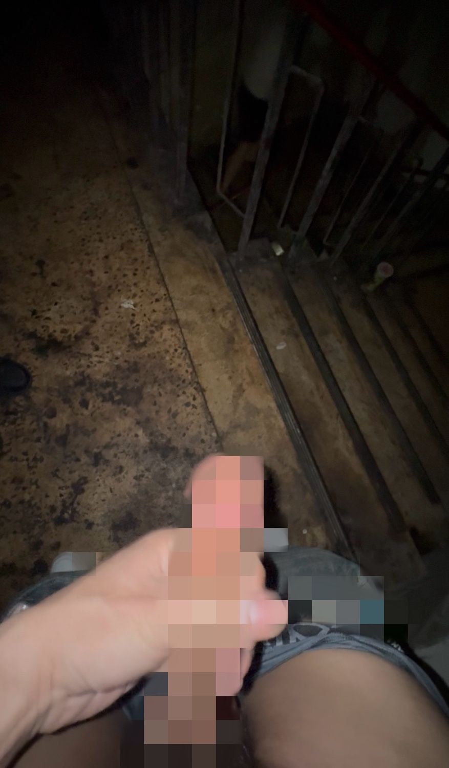 樓梯間被淫賤狗瘋狂舔奶🐶👅突然學生奶狗走上來也來不及閃😈奶狗加入淫洨噴過去還用我洨汁尻出來好刺激🍆💦🥵